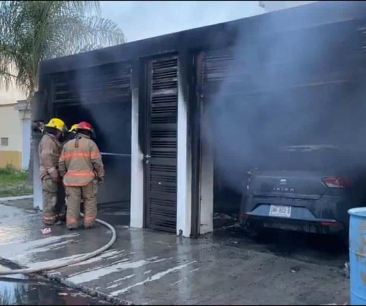Arde auto en cochera