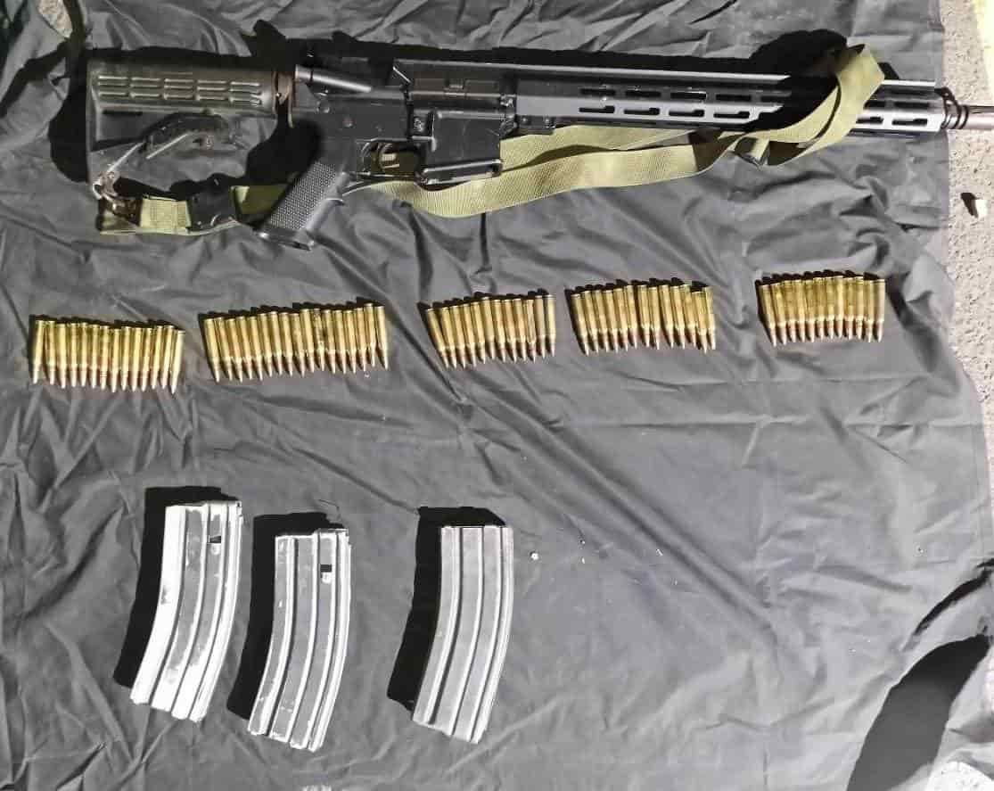 El presunto responsable de planear el ataque contra Fuerza Civil, el viernes en Higueras, fue arrestado por la policía, además de otro hombre y dos mujeres, a quienes se les aseguraron droga y armas largas.