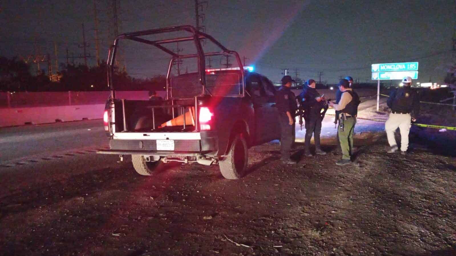 Los cuerpos de dos hombres ejecutados, fueron encontrados la noche del sábado a un costado del Libramiento Noroeste, en la parte posterior de instalaciones de un Cuartel de Fuerza Civil, en la Colonia Mitras Poniente, municipio de García.