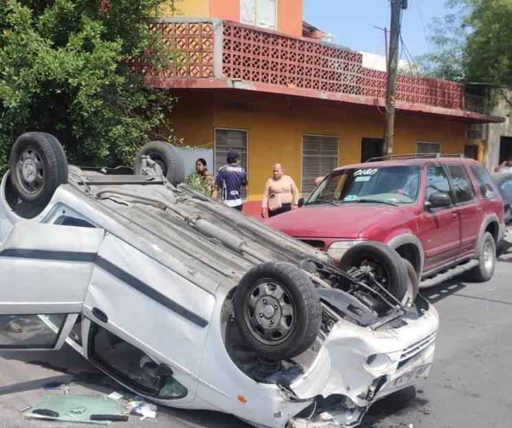 Termina volcado tras choque