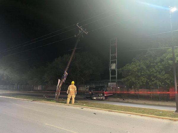Camioneta se estrella contra poste