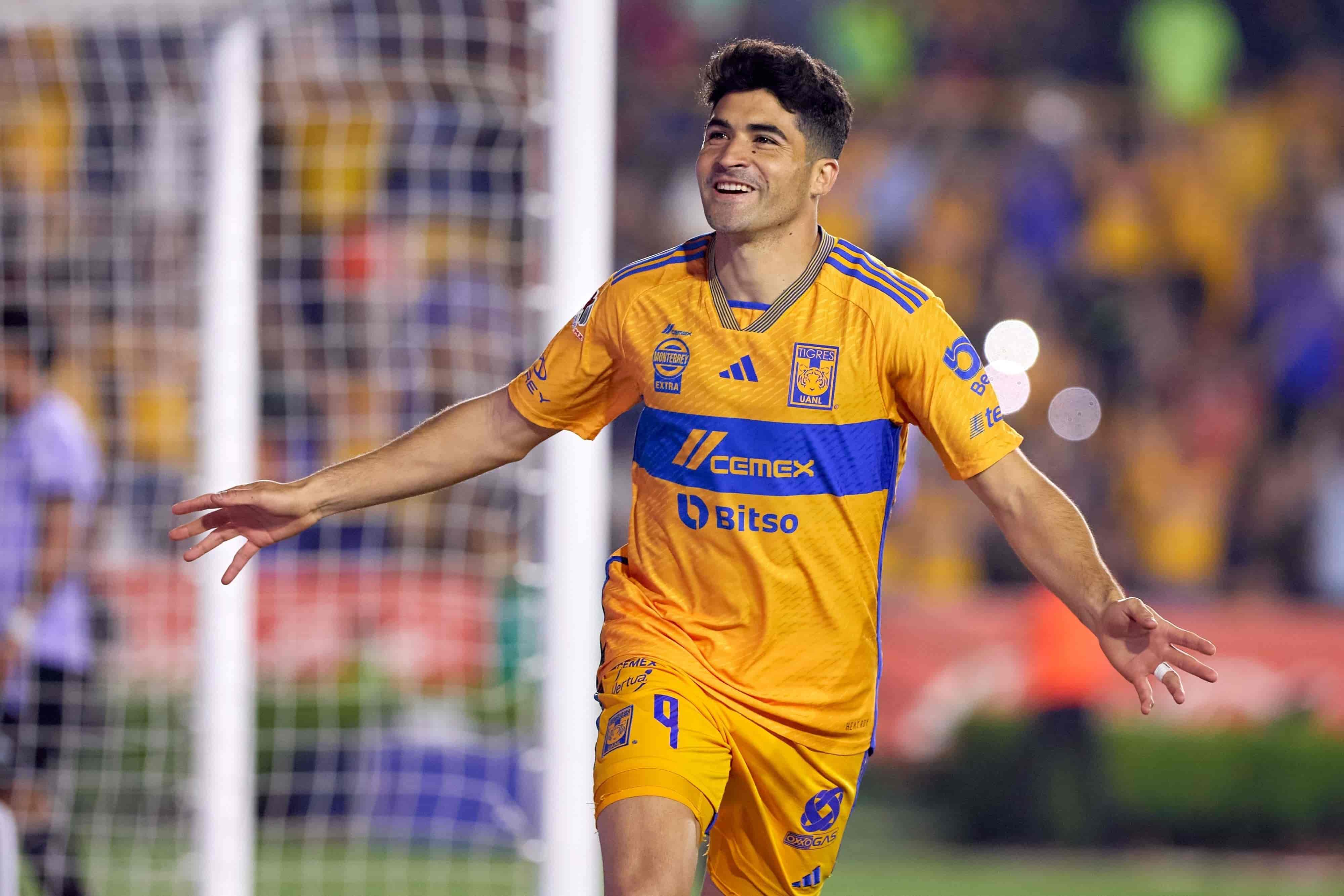 Nicolás Ibáñez anota,