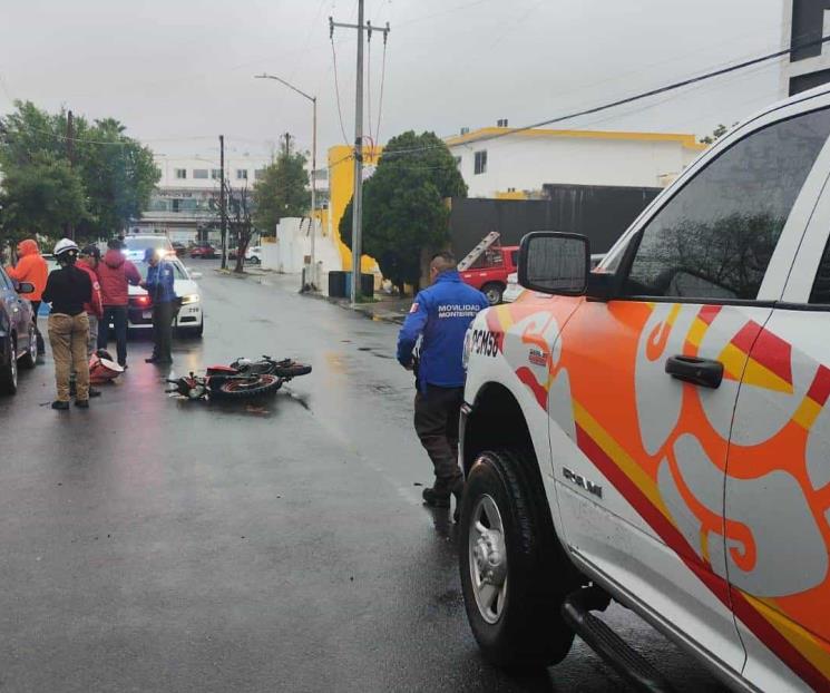 Choca en su moto y sale herido