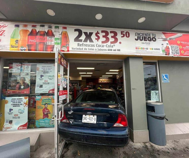 Se mete a tienda con todo y su auto
