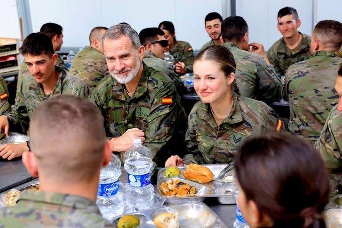 Visita el rey Felipe a la princesa Leonor en el ejército