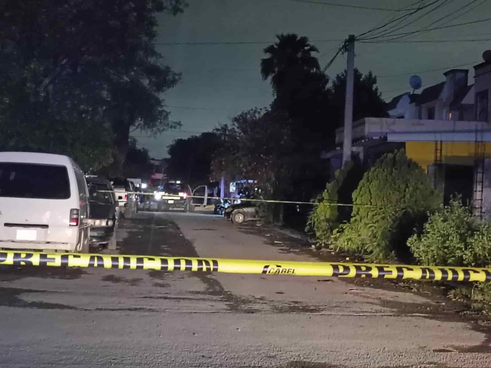 Un presunto vendedor de droga fue acribillado a balazos afuera de un domicilio señalado como punto de venta de estupefacientes, en Guadalupe.Los pistoleros después de cometer la agresión con disparos de arma de fuego, se dieron a la fuga en un vehículo azul.
