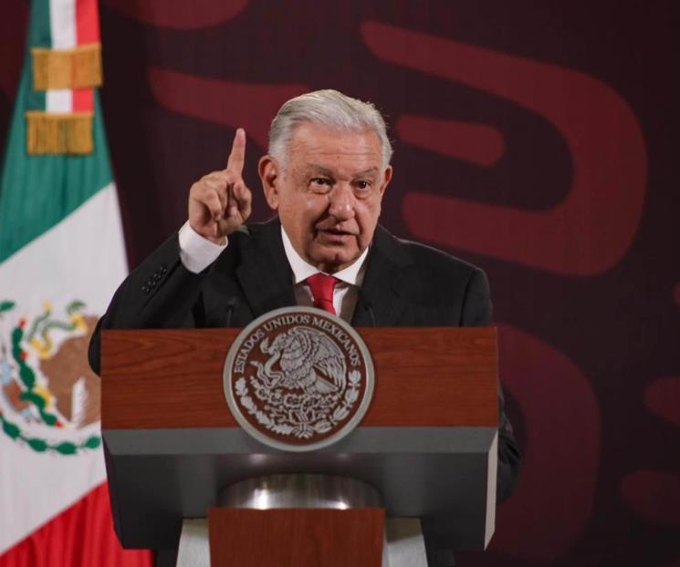 AMLO acusa a médicos de oponerse a tener más especialistas