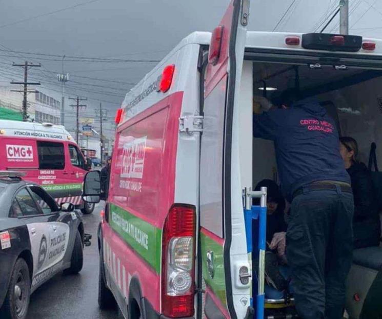 Hieren a balazos a trabajador y cliente de barbería en Guadalupe