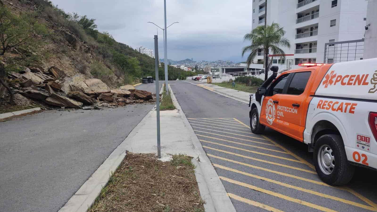 Las lluvias registradas en las últimas semanas en la región llevaron a que se registra ayer un deslave en el área de la Colonia Residencial Balcones de Satélite, al sur del municipio de Monterrey.
