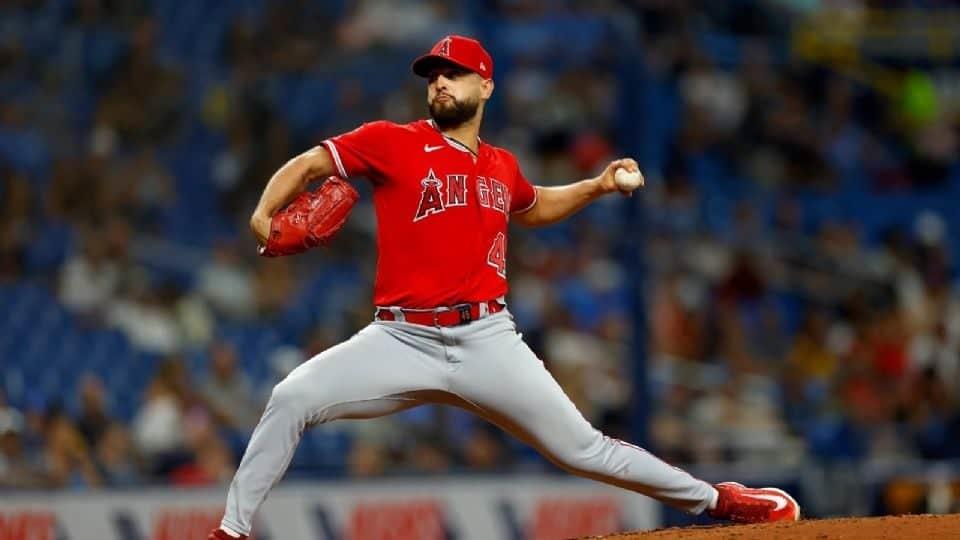 Mexicano Sandoval lanzará en la apertura de Angelinos