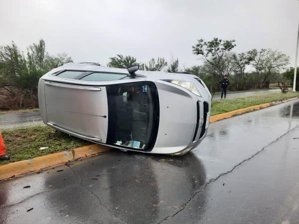 Derrapa y termina volcado en Cadereyta
