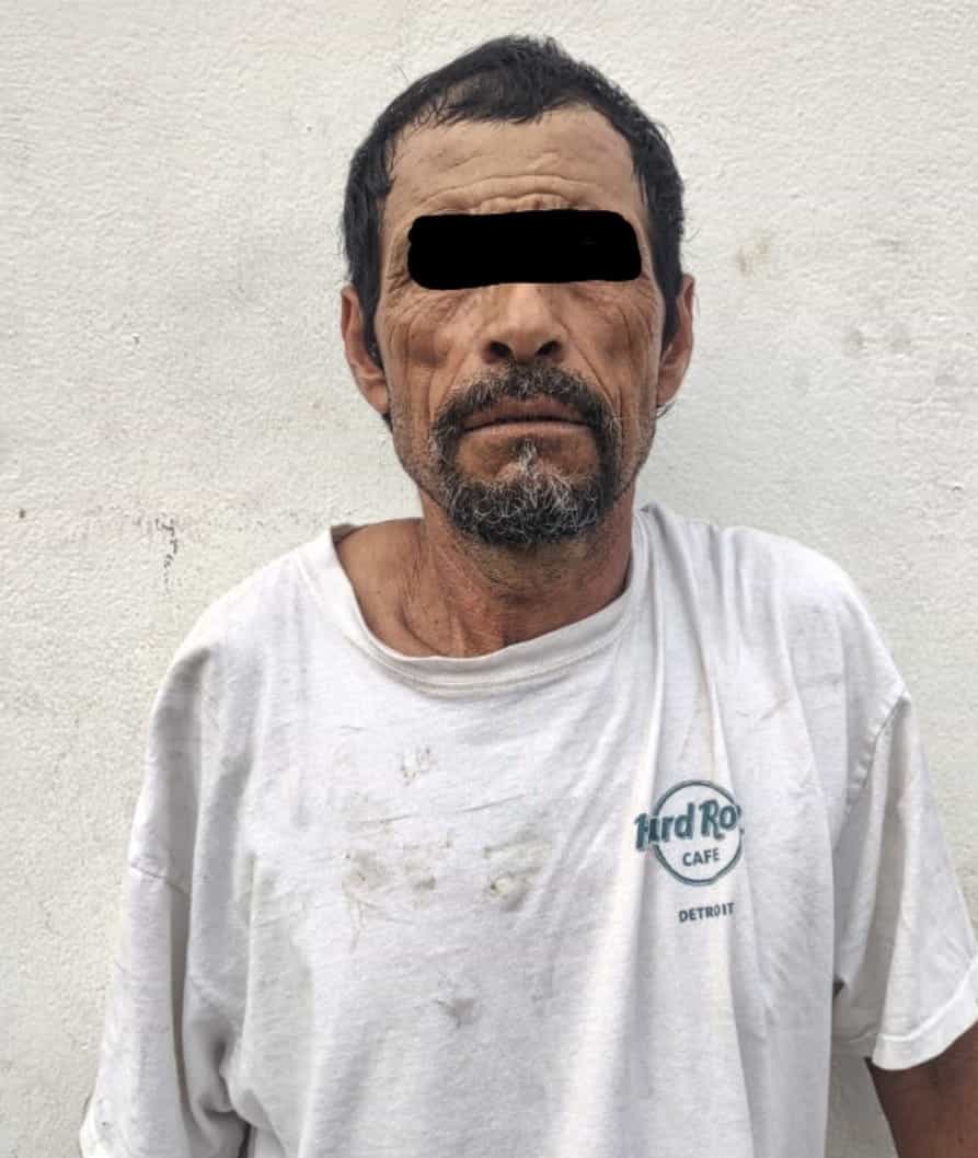 Aunque únicamente había sido arrestado por faltas administrativas al realizar una necesidad fisiológica en la vía pública, la situación jurídica de un hombre cambió, por su presunta posesión de sustancias nocivas para la salud.