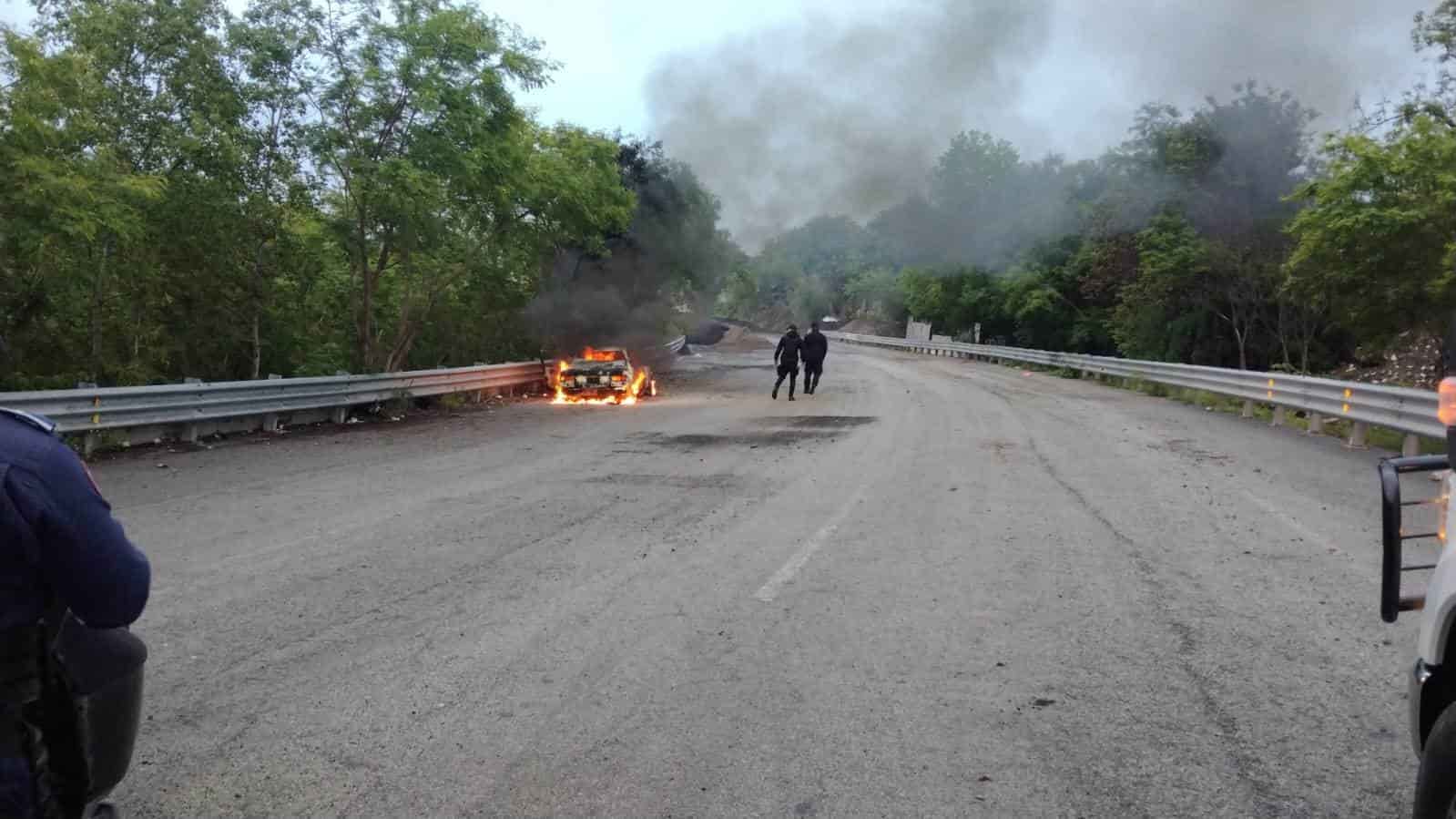 Un vehículo se incendió ayer en la Avenida Morones Prieto a la altura de la Colonia Residencial Las Quintas, en Guadalupe, sin que se reportaran personas lesionadas.