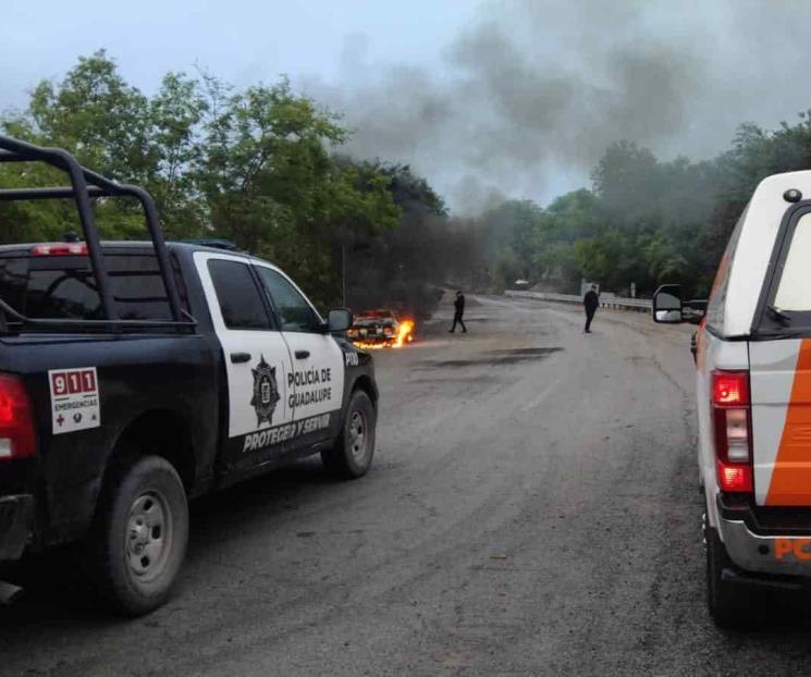 Arde vehículo en Morones Prieto