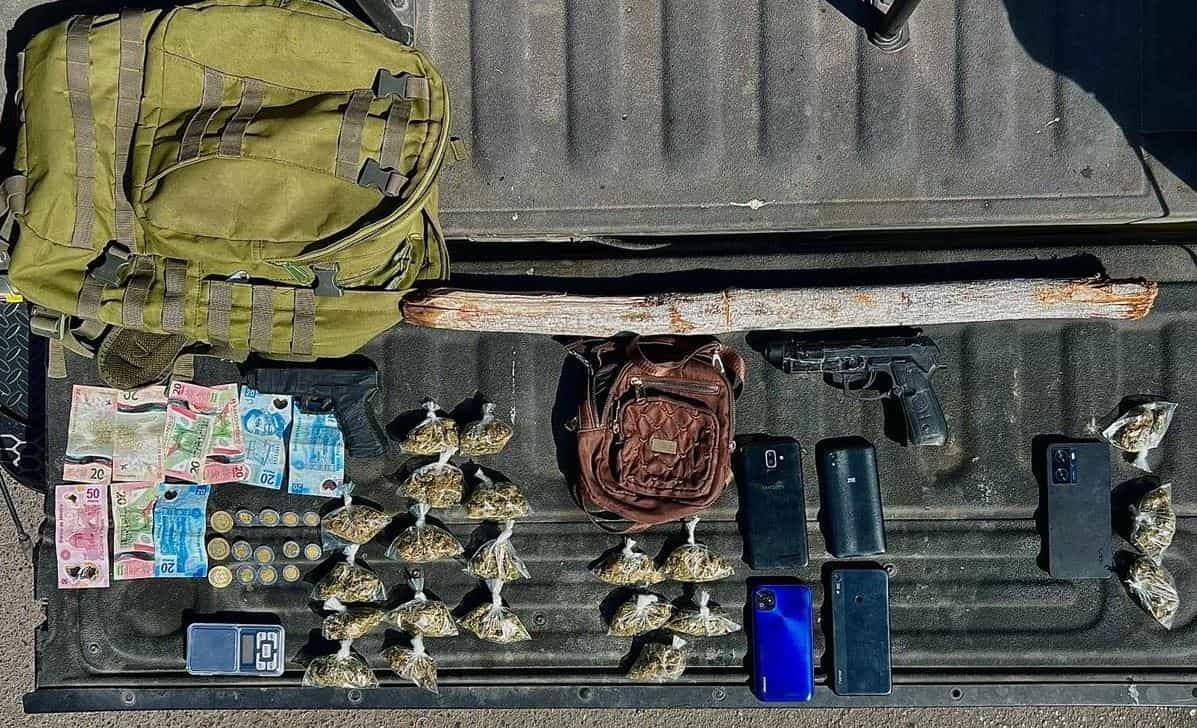 Tres hombres, quienes al ver a oficiales de la Policía de Monterrey intentaron huir corriendo, fueron detenidos luego de que les encontraron 21 envoltorios de mariguana, dos armas tipo escuadra, además son señalados de haber lesionado a un joven con un arma blanca.
