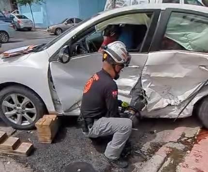 Queda prensado tras choque
