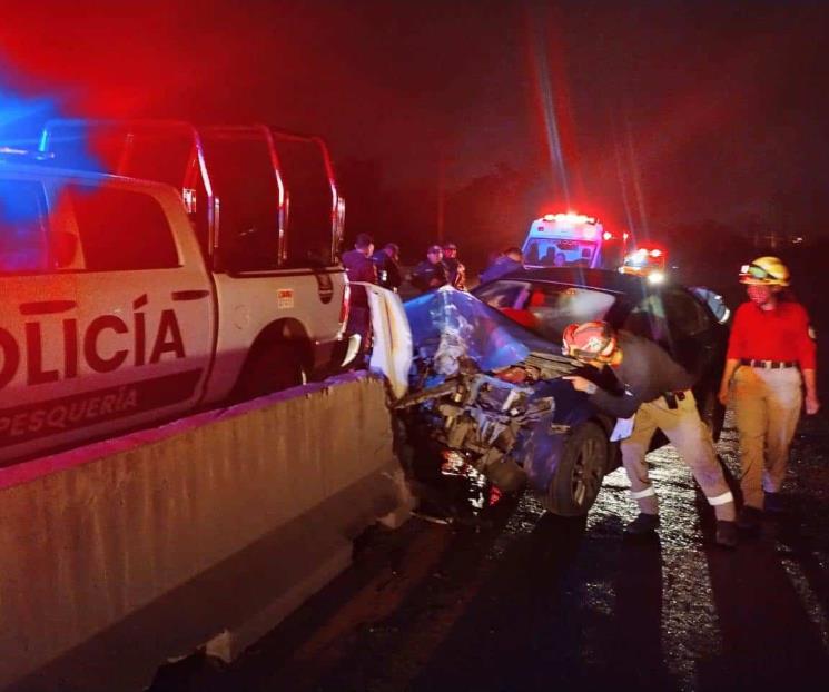 Estrellan auto contra muro