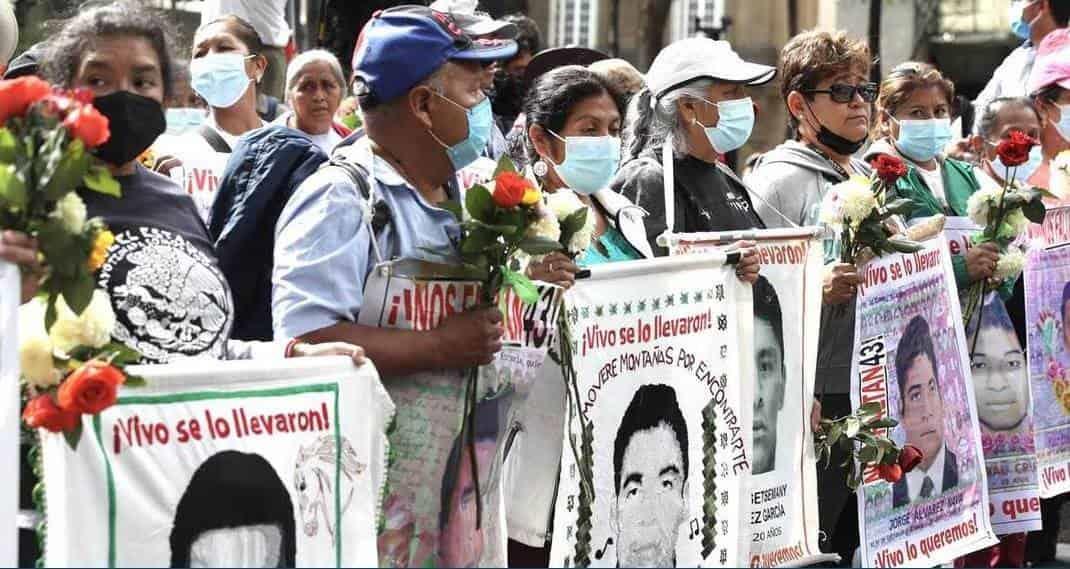 Sin intermediarios, AMLO insiste ante reunión con padres de los 43