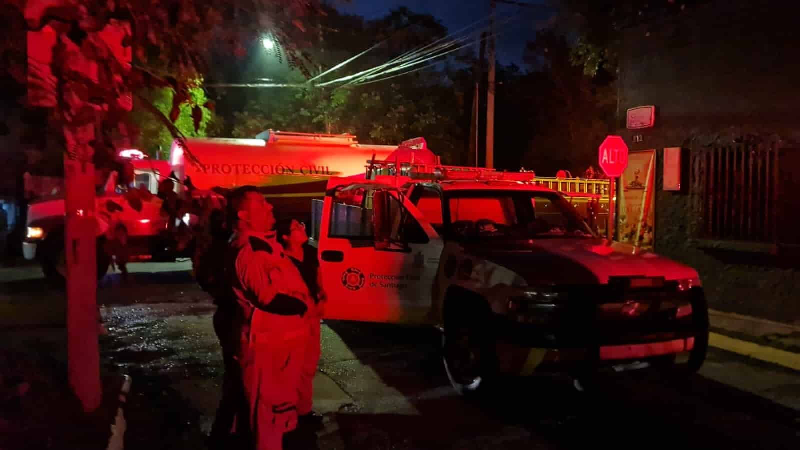 El incendio de una pizzería movilizó a Bomberos de Nuevo León y Protección Civil, ayer en el centro de Santiago.