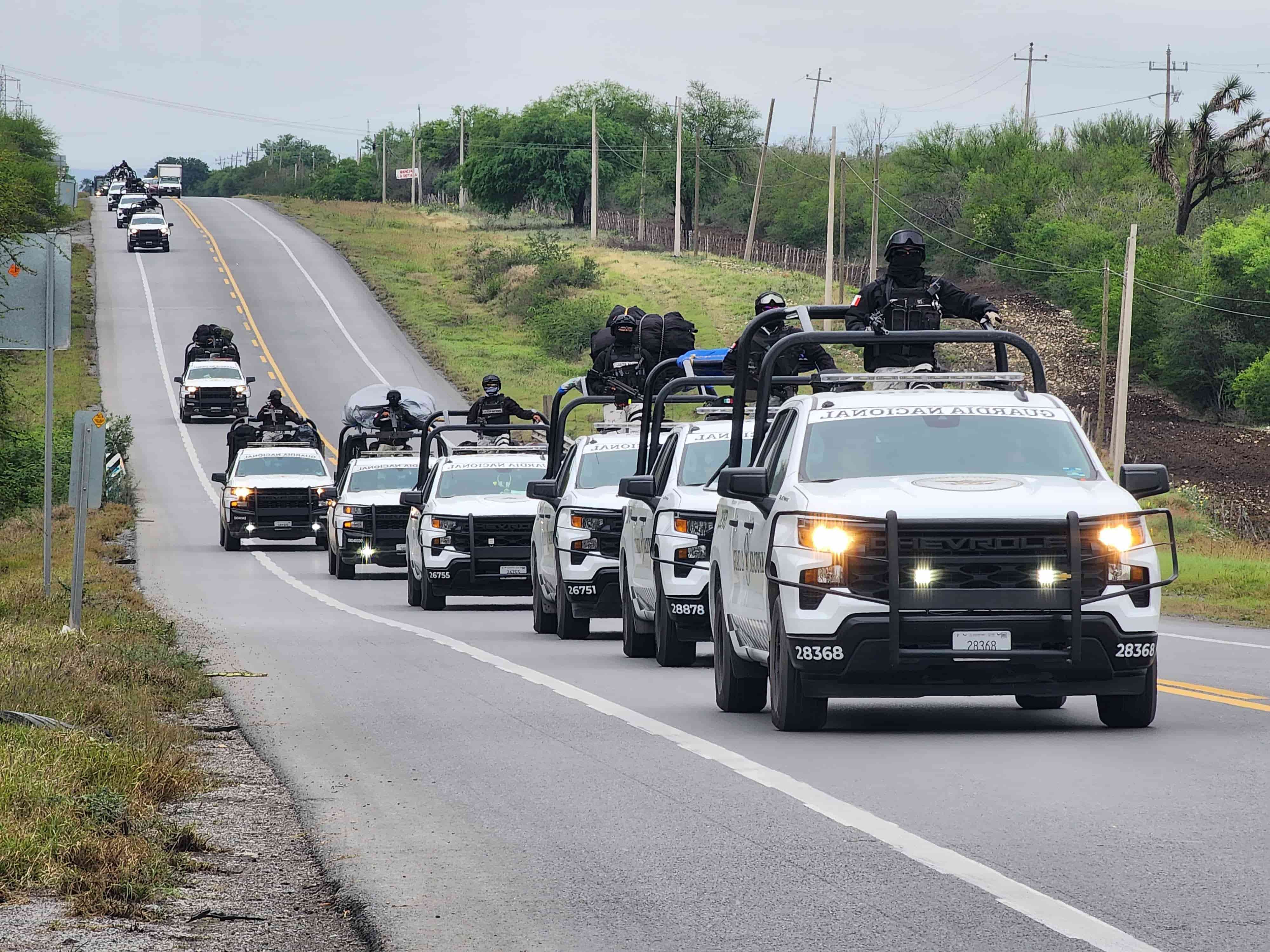 Con motivo del hallazgo de cuerpos en el municipio de Pesquería, ayer llegó personal Militar de la Cuarta Región Militar que integra la Fuerza de Tarea Regional, arribaron procedentes del estado de Tamaulipas, con el fin de incrementar reconocimientos terrestres y disuasivos, así como patrullajes de vigilancia en este municipio.