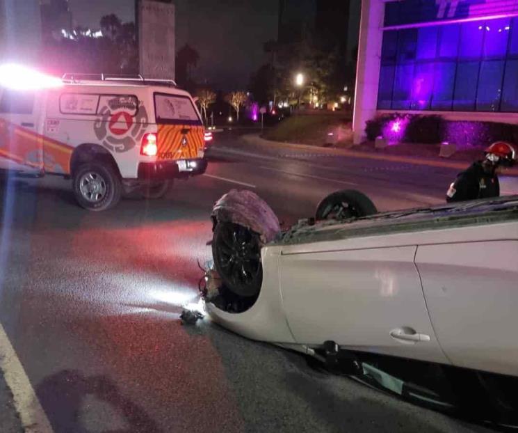Vuelca en su auto y se va