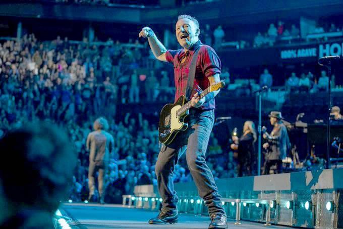 Regresa Bruce Springsteen a los escenarios tras problemas de salud