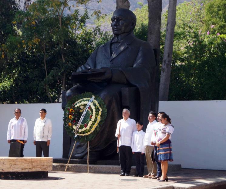 Revela AMLO que pide consejos a Juárez y nunca le ha fallado