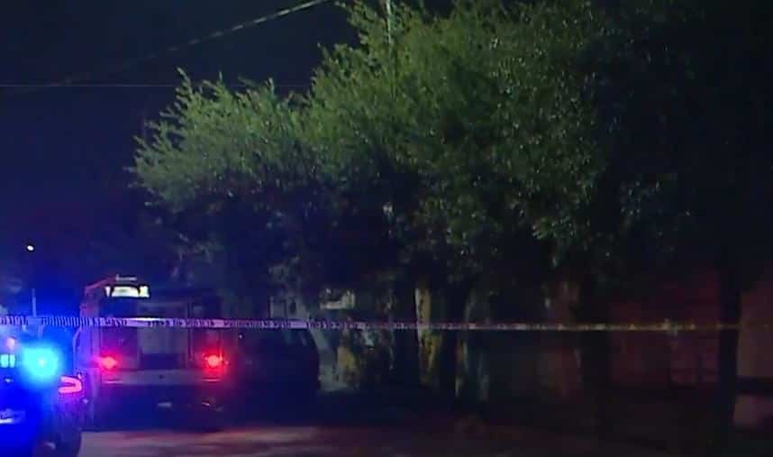 Un joven fue ejecutado frente a su domicilio, la madrugada de ayer en la Colonia Portal del Valle, municipio de Apodaca, donde le dispararon en al menos 10 ocasiones.