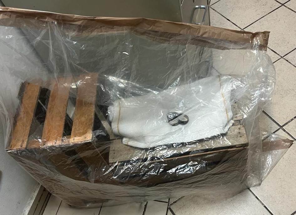Dos hombres y una mujer fueron detenidos por oficiales de la Policía de Monterrey, tras presuntamente defraudar a una persona con 10 mil pesos que “perdió” en el juego de azar llamado “la bolita”, frente a la Central de Autobuses, en el centro de la ciudad.