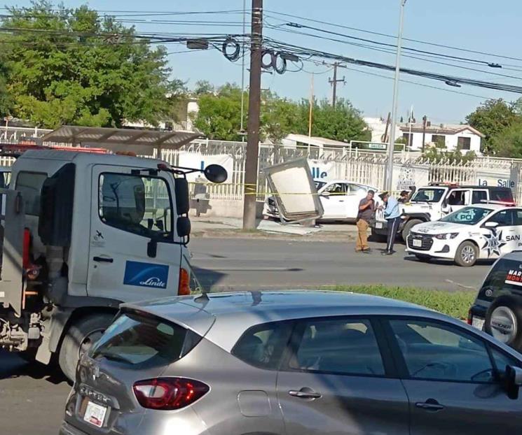 Matan a balazos a 2 jóvenes en auto