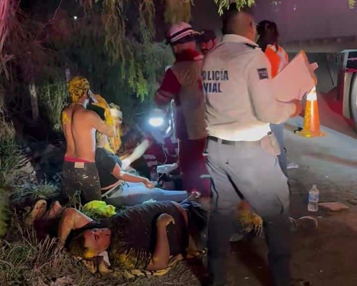 Un saldo de cuatro lesionados dejó el choque entre un tráiler y una camioneta en la que viajaban varias personas, en la Carretera a Monclova, municipio de Escobedo.