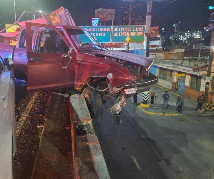 Impacta camioneta contra barandal