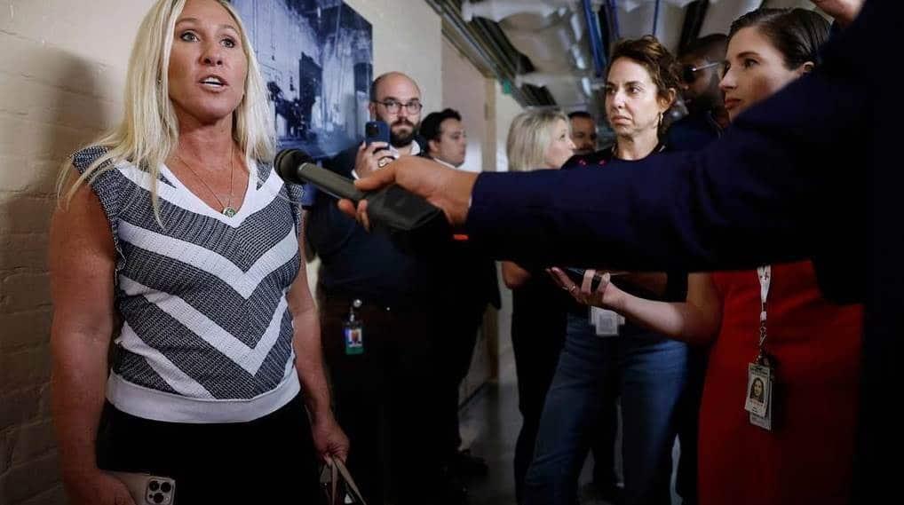 Congresista afín a Trump anuncia moción para destituir a Johnson
