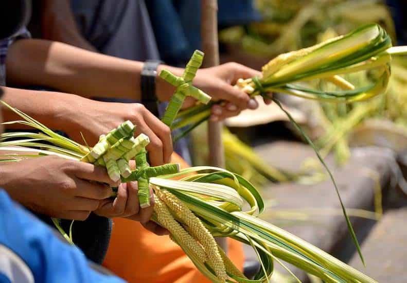 Se preparan católicos para el Domingo de Ramos