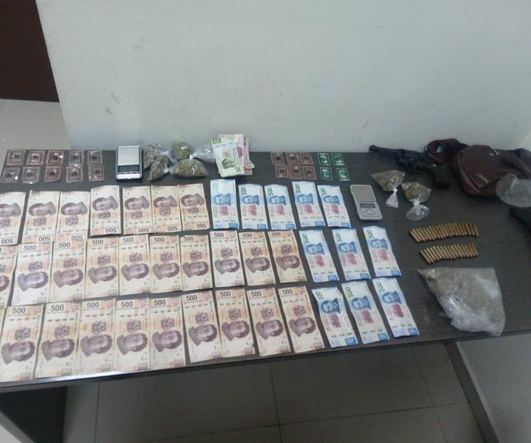 Detienen a pareja con arma, droga y dinero
