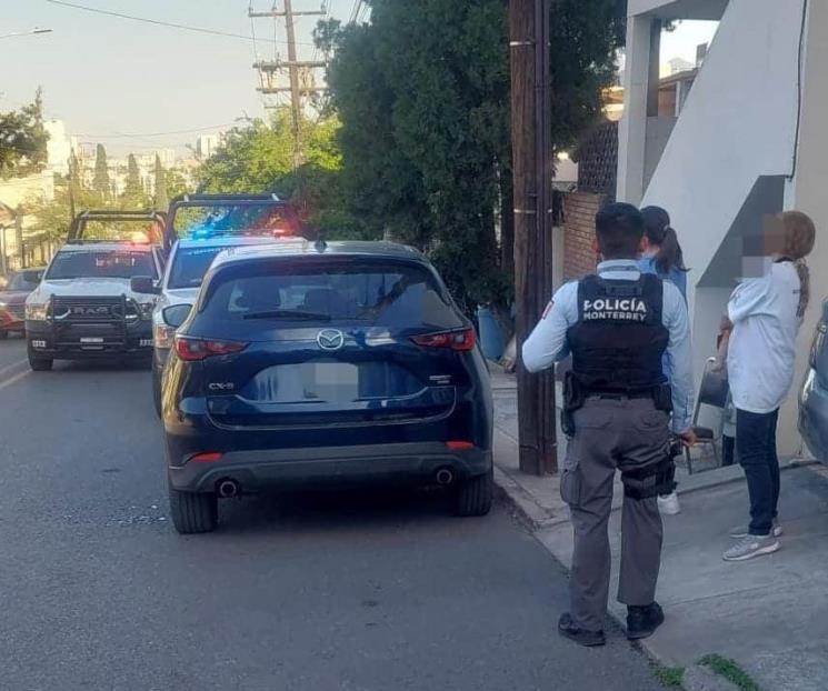 Rescatan a bebé encerrada en una camioneta.