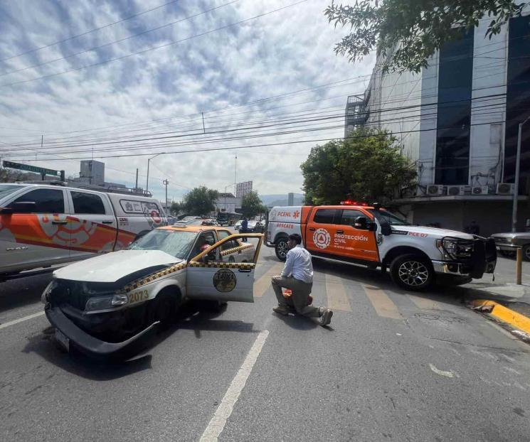 Deja choque de crucero a automovilista prensado