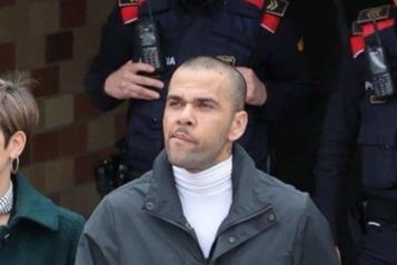 Paga Dani Alves fianza y sale de prisión