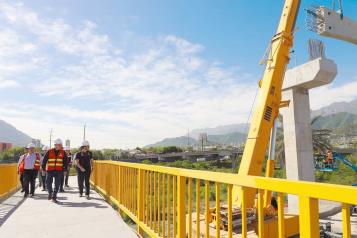 Supervisa Samuel montaje de trabes de la L4 del Metro