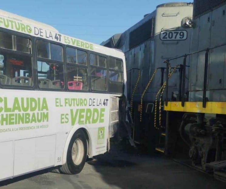 Choca tren contra camión en Santa Catarina y deja varios lesionados