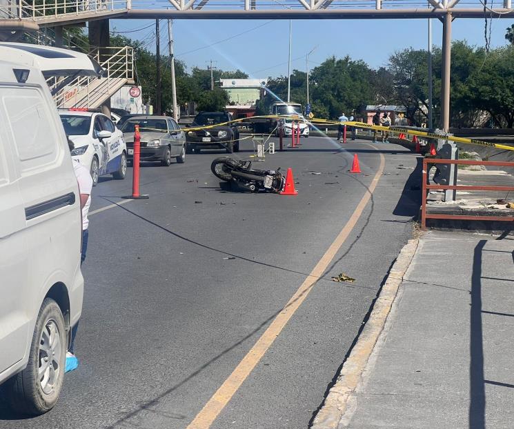 Estrella moto en barandal de contención y fallece.