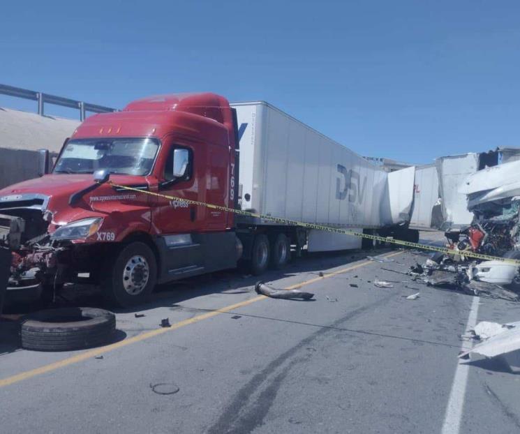 Chocan tráileres en Vallecillo, hay un muerto