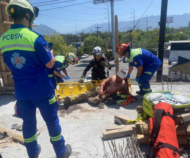 Sufre caída de dos metros tras recibir descarga eléctrica.