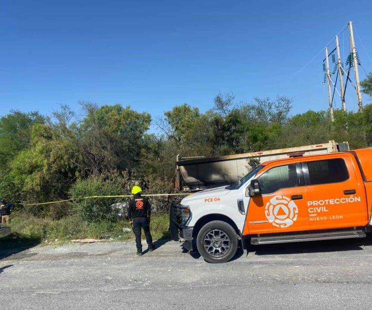 Deja choque e incendio un muerto y otro herido.