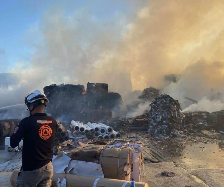 Consume incendio en empresa papel y pacas de cartón. Consume incendio en empresa papel y pacas de cartón.
