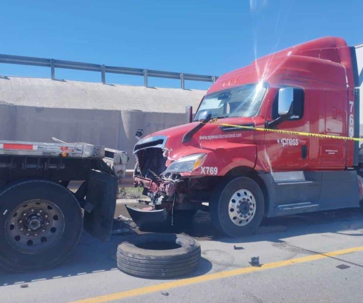 Muere chofer al estrellar tráiler contra otra unidad de carga.