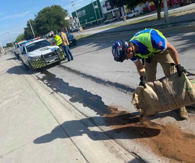 Derrama urbano aceite en pavimento, causa movilización.