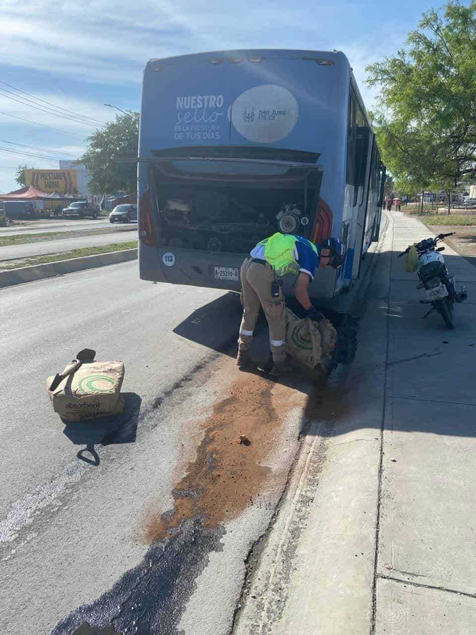 Elementos de Protección Civil de Pesquería, se movilizaron a calles de la Colonia Cantoral, donde un camión urbano derramo una gran cantidad de aceite lubricante sobre el pavimento.