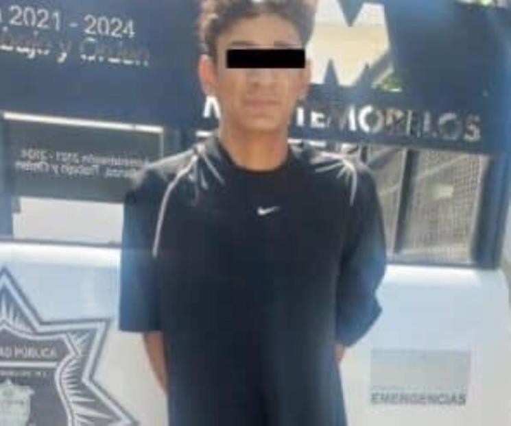 Corre al ver policías y lo detienen con droga.