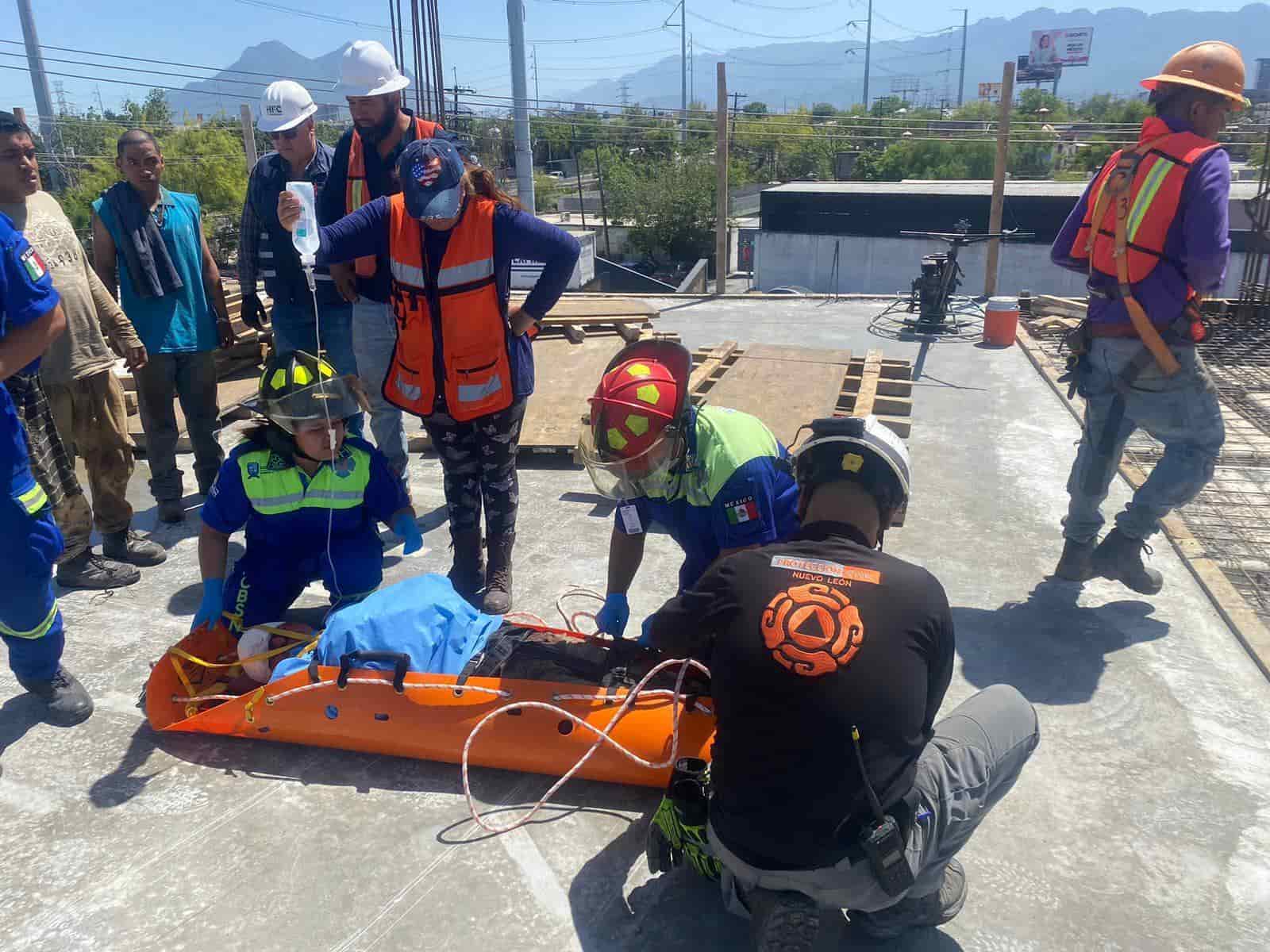 Con quemaduras en diferentes partes del cuerpo, además de golpes, resultó un trabajador tras sufrir una descarga eléctrica y caer de aproximadamente dos metros, la tarde de ayer en el Parque Industrial Stiva Barragán, municipio de San Nicolás.